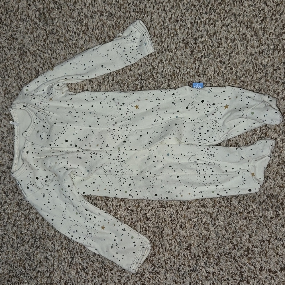 Bundle: 4 sz NB Unisex Footie Pajamas - Magnetic Me x2, Carter's x2 - Picture 2 of 8